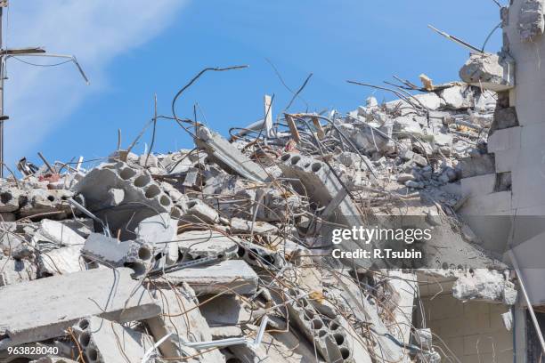 pieces of metal and stone are crumbling from demolished - rusten 個照片及圖片檔