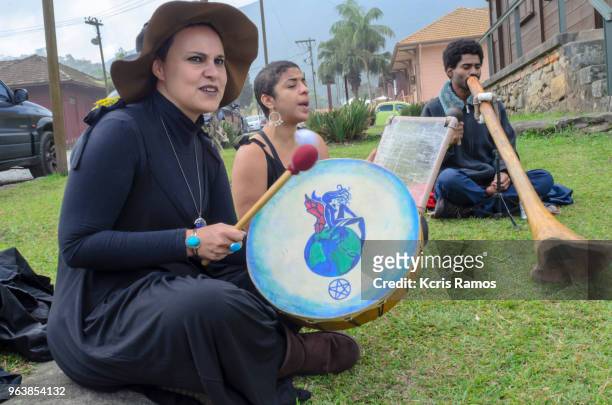 high resolution photography of a group of young people sitting on the grass, playing hand-held gothic instruments on a sunny day, a mysterious, historical and touristy city, with cloudiness, in a public and folkloric event of witches 'and magicians' conve - halloween in sao paulo stock pictures, royalty-free photos & images