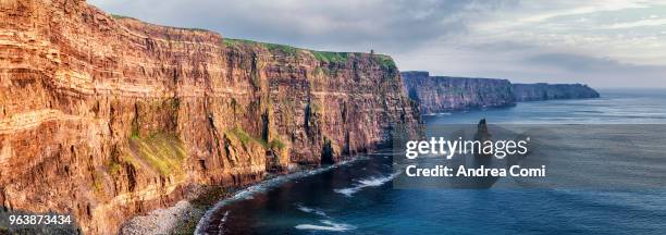 cliffs of moher, county clare, munster province, republic of ireland, europe - andrea comi stock-fotos und bilder