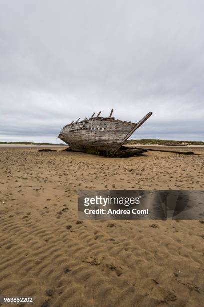bunbeg, county donegal, ulster region, ireland, europe. an bun beag shipwreck on the beach - andrea comi stock-fotos und bilder