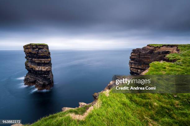 dún briste sea stack at downpatrick head, county mayo, republic of ireland, europe - county mayo ストックフォトと画像