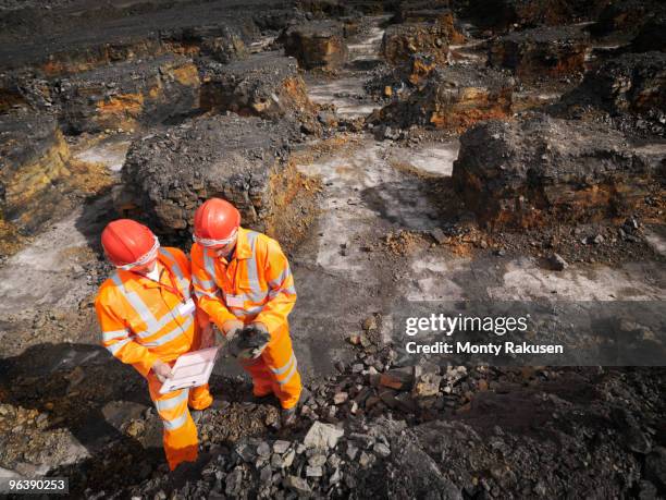 workers inspecting coal in mine - mineur de charbon photos et images de collection