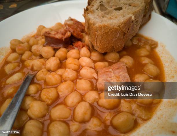tapa of meat with chickpeas - alimentos cocinados fotografías e imágenes de stock