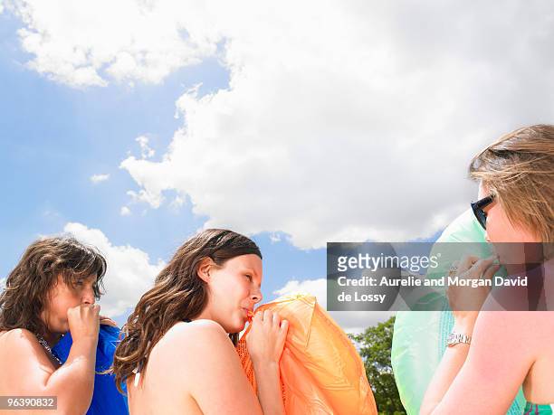 young women with pool mattresses - inflar fotografías e imágenes de stock
