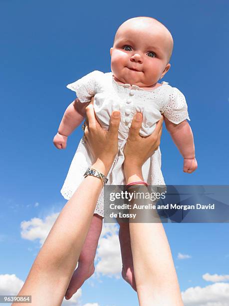 baby up in the air - agen photos et images de collection