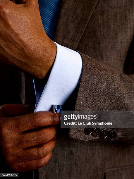 business man adjusting cuff links - broche fotografías e imágenes de stock