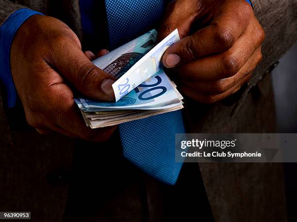 business man counting euro bills - fajo de billetes de euro fotografías e imágenes de stock