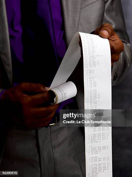business man with long paper receipt - receipt 個照片及圖片檔