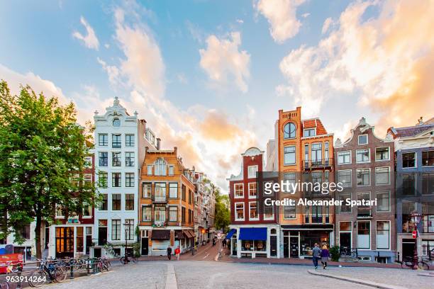 amsterdam skyline with traditional dutch houses during sunset, holland, netherlands - amsterdam foto e immagini stock