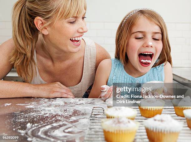 mum and daughter with cakes - decorating a cake fotografías e imágenes de stock