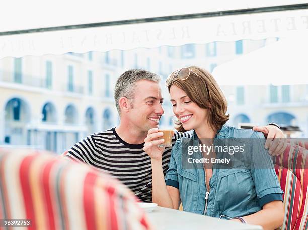 счастливая пара смеется в кафе