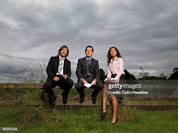 business meeting in field - portrait team natürlich stock-fotos und bilder