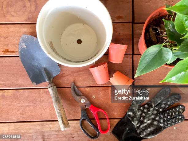 kuala lumpur, malaysia - garderning tools on wooden garden table - podão imagens e fotografias de stock