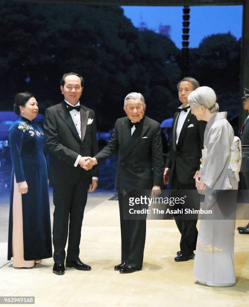 Vietnamese President Tran Dai Quang and his wife Nguyen Thi Hien are welcomed by Emepror Akihito and Empress Michiko prior to the State Dinner at the...