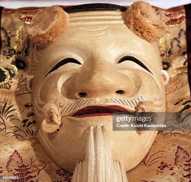 Noh Mask Photos And Premium High Res Pictures Getty Images noh-mask-photos-and-premium-high-res-pictures-getty-images