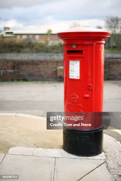 red pillar post box - openbare brievenbus stockfoto's en -beelden