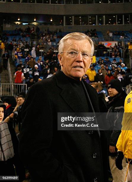 Hall of famer Joe Gibbs enters the stadium before the game between the Minnesota Vikings and the Carolina Panthers at Bank of America Stadium on...