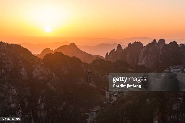 soluppgång i huangshan bergen - huangshan bildbanksfoton och bilder