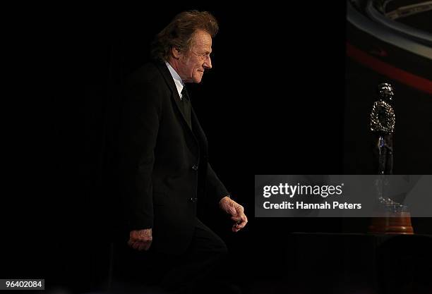 Kenny Smith walks up to accept the Lion Foundation Lifetime Achievement Award during the 2009 Halberg Awards at Sky City on February 4, 2010 in...