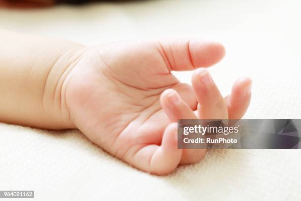 close up of baby hand - ein weibliches baby allein stock-fotos und bilder
