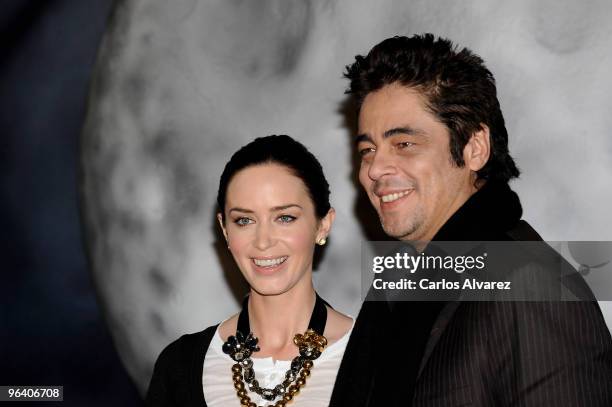 Actors Emily Blunt and Benicio del Toro attend a photocall for "El Hombre Lobo" at the Santo Mauro Hotel on February 4, 2010 in Madrid, Spain.