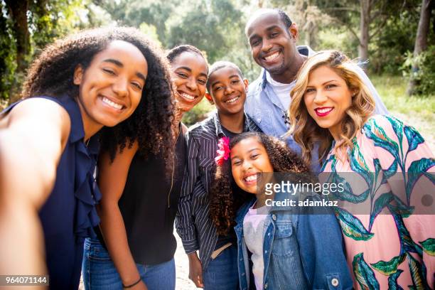foto de diversas selfie de família - family and happiness and diverse - fotografias e filmes do acervo