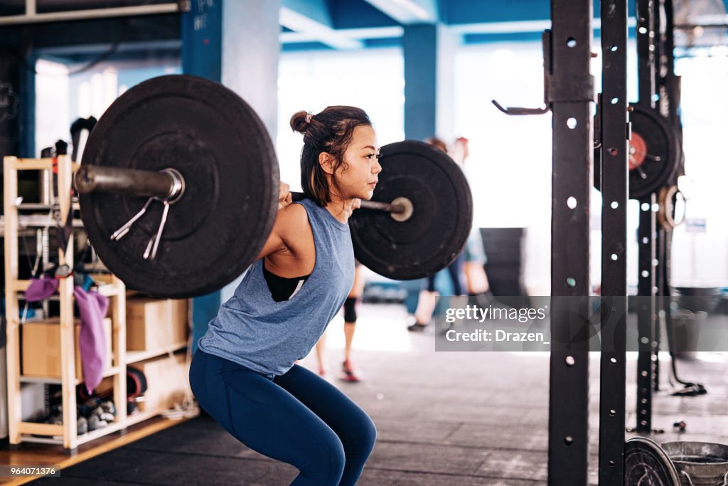 Entrenamiento y levantamiento de pesas