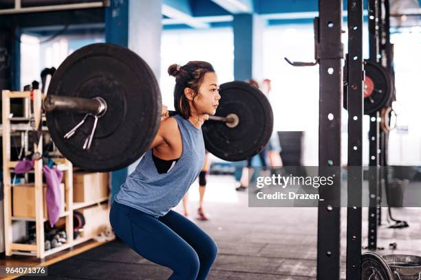 cross training e sollevamento pesi - sollevamento pesi foto e immagini stock