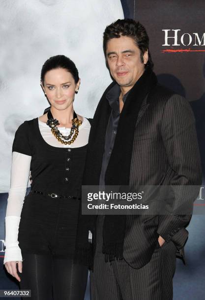 Actors Emily Blunt and Benicio del Toro attend a photocall for 'El Hombre Lobo' at the Santo Mauro Hotel on February 4, 2010 in Madrid, Spain.
