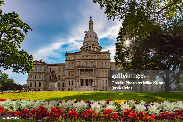 flowers at lansing's capitol building - kapitell stock-fotos und bilder