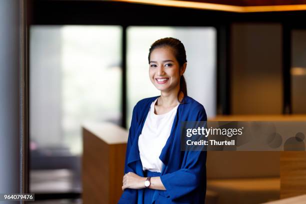 asiatische frau im modernen büro - malasia stock-fotos und bilder