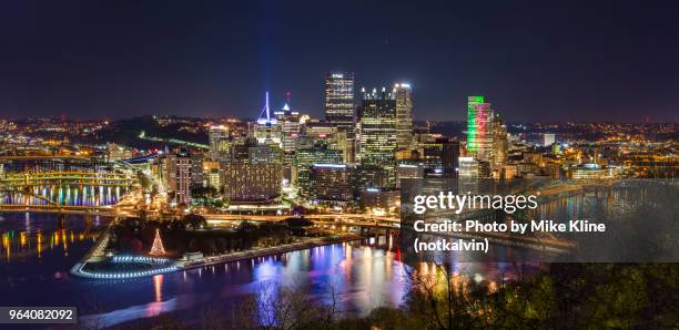 nighttime in pittsburgh - panorama - rivière allegheny photos et images de collection