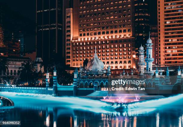 lumpur moskee in het hart van kuala lumpur in maleisië nachts voor rivier van het leven - emerging markets stockfoto's en -beelden