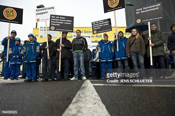 Employees of silicon manufacturer PV Crystalox Solar demonstrate in Bitterfeld-Wolfen, eastern Germany on February 4, 2010 against the governmental...
