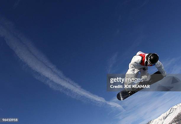 Halfpipe snowboarder Shaun White competes during the Men's snowboard Halfpipe finals on the second day of the Turin 2006 Winter Olympics 12 February...