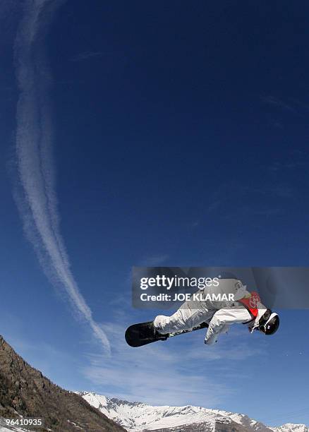 Halfpipe snowboarder Shaun White competes during the Men's snowboard Halfpipe finals on the second day of the Turin 2006 Winter Olympics 12 February...