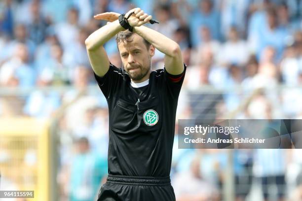 Referee Markus Schmidt during the Third League Playoff Leg 2 match between TSV 1860 Muenchen and 1.FC Saarbruecken at Stadion an der Gruenwalder...