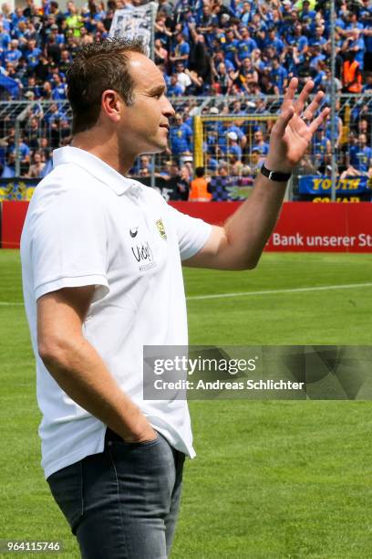 Coach Dirk Lottner of 1.FC Saarbruecken during the Third League Playoff Leg 2 match between TSV 1860 Muenchen and 1.FC Saarbruecken at Stadion an der...