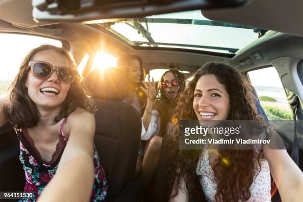 unbeschwerte freundinnen geniessen autoreise - auto singen stock-fotos und bilder