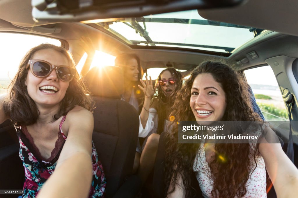 Namoradas despreocupadas aproveitando a viagem de carro