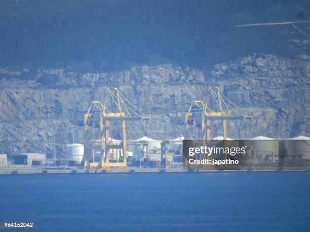 oil refinery - distillation tower stock pictures, royalty-free photos & images