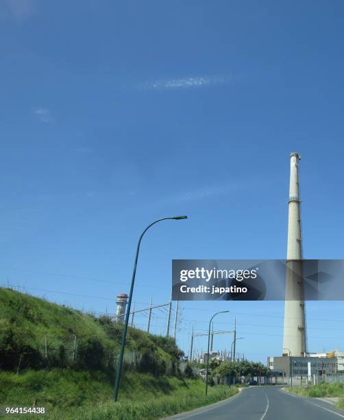 oil refinery - distillation tower stock pictures, royalty-free photos & images