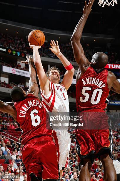 David Andersen of the Houston Rockets looks to score against Mario Chalmers and Joel Anthony of the Miami Heat during the game on January 15, 2010 at...