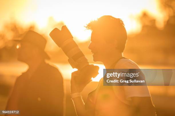 young sunset photographer - ipswich queensland stock-fotos und bilder