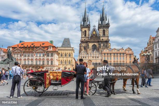 oude stadsplein in praag - týnkerk stockfoto's en -beelden