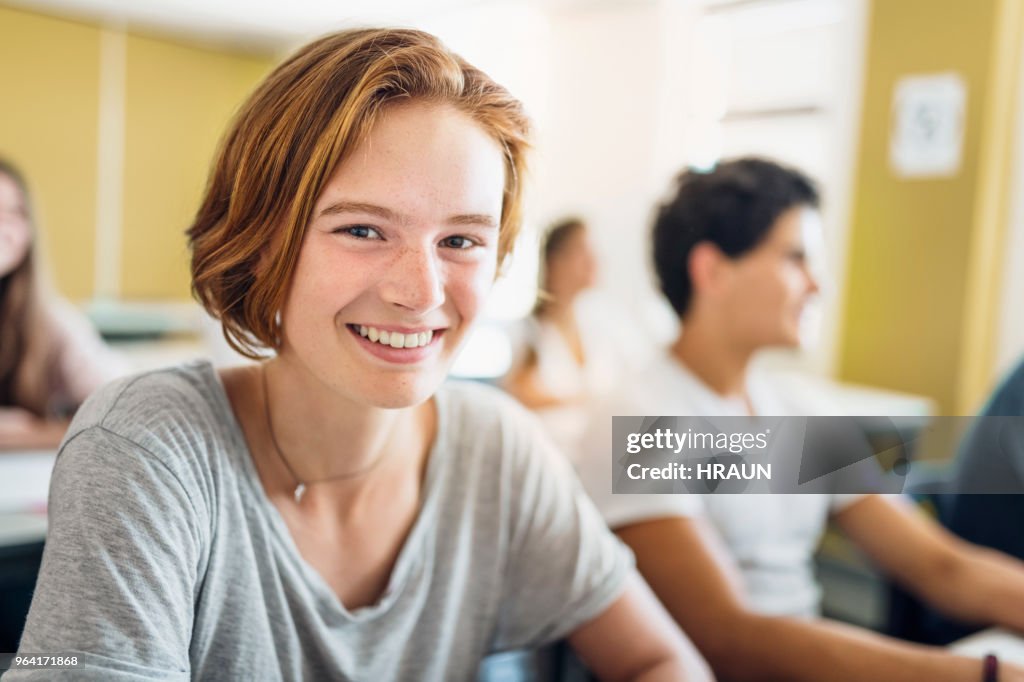 Portrait de l’étudiante en souriant dans la salle de classe