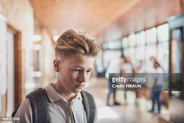 estudante sendo intimidado por colegas na escola - boy sad - fotografias e filmes do acervo