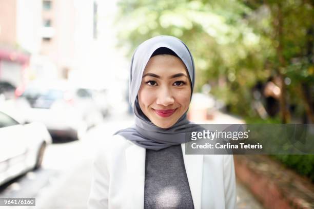 portrait of a confident muslim business woman on the street - modern arab woman stockfoto's en -beelden