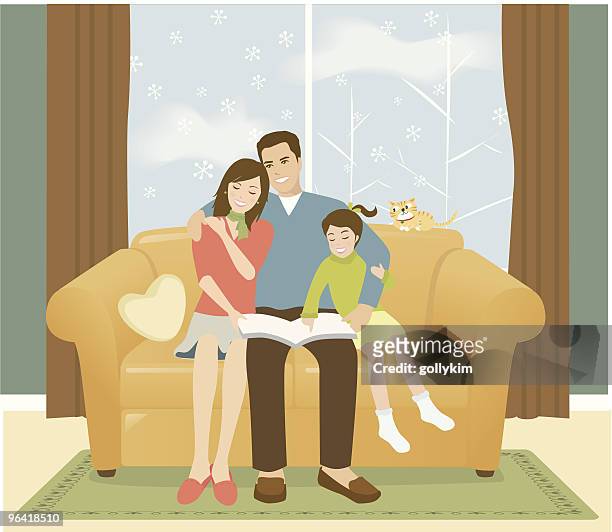 porträt der familie lesen auf couch - mutter kind lachen zuhause stock-grafiken, -clipart, -cartoons und -symbole
