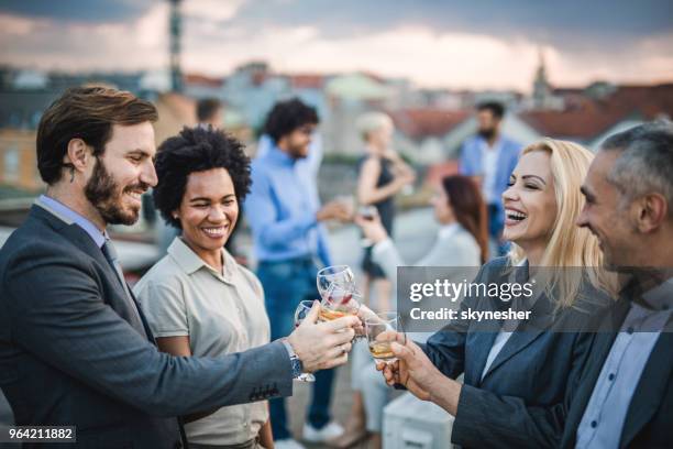 vrolijke collega's roosteren met alcohol op de buiten party. - after work drinks stockfoto's en -beelden